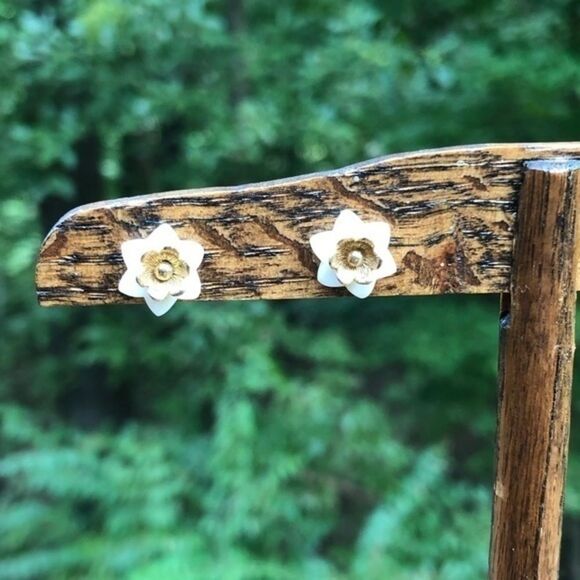 Vintage Floral Stud Earrings - Picture 5 of 6